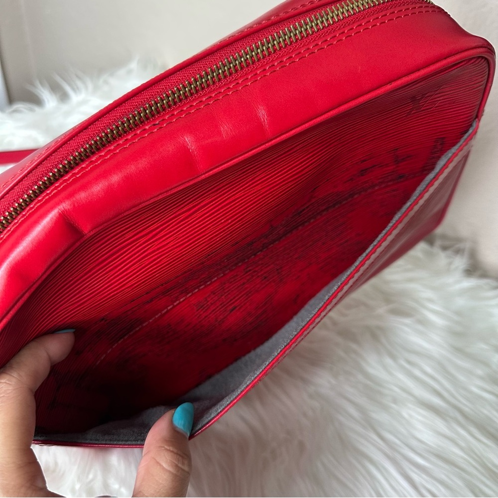 Louis Vuitton Trocadero in Red EPI Leather - Picture 8 of 16